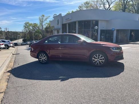 Used 2018 Volkswagen Jetta SE image 2