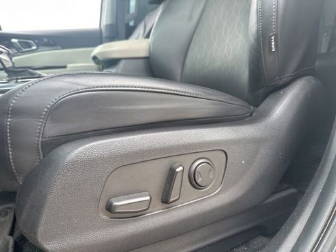Used 2024 Kia Carnival EX FWD image 5