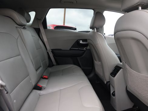 Used 2018 Kia Niro Touring FWD image 13