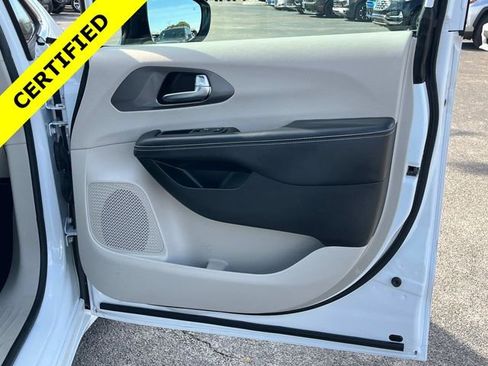 Certified 2024 Chrysler Pacifica Touring-L image 15