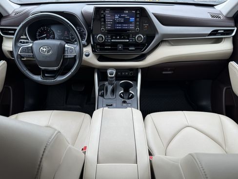 Used 2021 Toyota Highlander XLE FWD image 26
