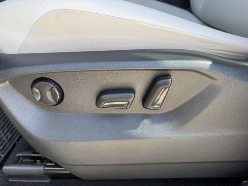 Used 2019 Volkswagen Tiguan SEL FWD image 12
