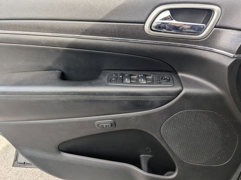 Used 2018 Jeep Grand Cherokee Limited image 24