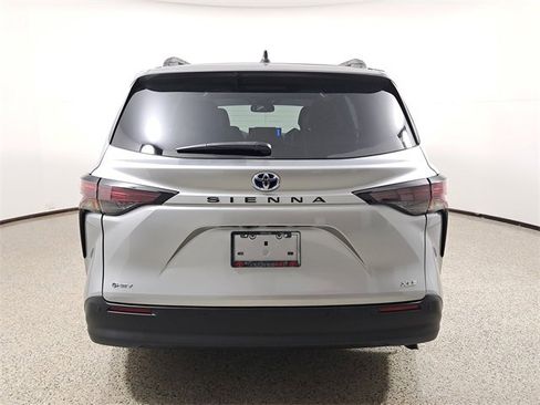 Used 2025 Toyota Sienna XLE image 6