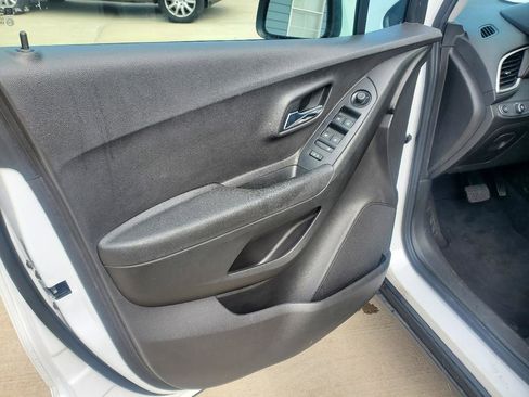 Used 2018 Chevrolet Trax LS FWD image 16
