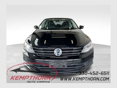 Used 2017 Volkswagen Jetta SE image 1