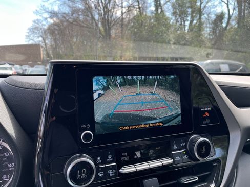 Used 2025 Toyota Highlander LE image 24