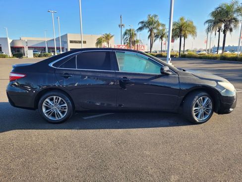 Used 2017 Toyota Camry SE image 3