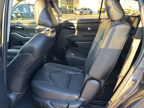 Used 2022 Toyota Highlander XLE FWD image 12