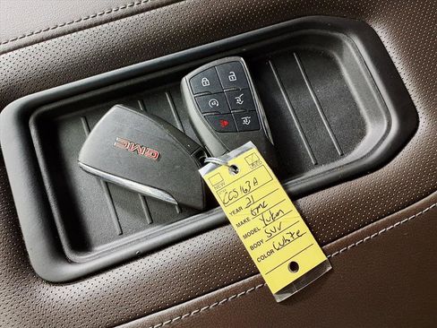 Used 2021 GMC Yukon XL SLT w/ SLT Premium Package image 24