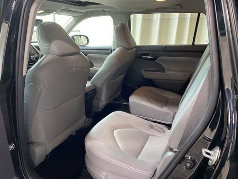 Certified 2023 Toyota Highlander XLE AWD/4WD image 17
