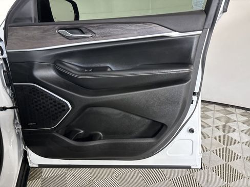 Used 2022 Jeep Grand Cherokee L Limited image 32