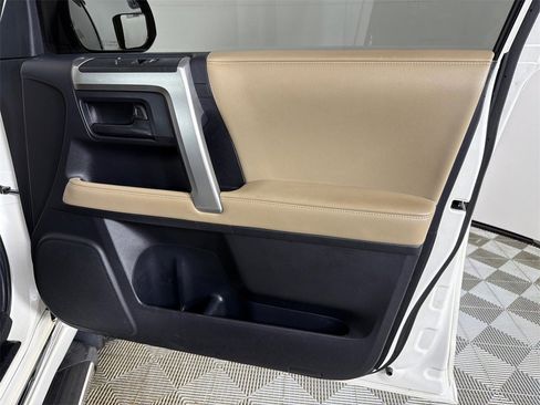 Used 2011 Toyota 4Runner SR5 w/ Convenience Pkg image 15