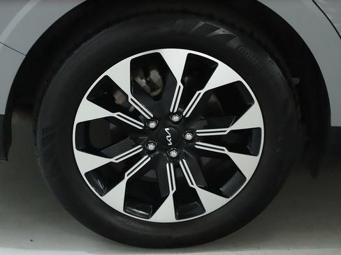Used 2024 Kia Carnival EX FWD image 12