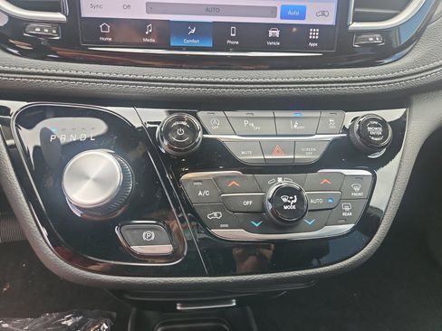 New 2026 Chrysler Pacifica Select image 12