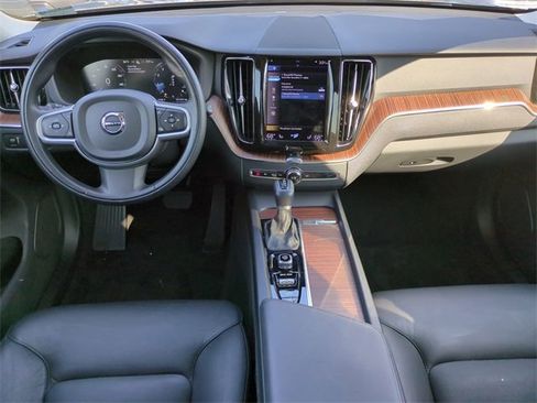 Used 2021 Volvo XC60 T5 Momentum w/ Premium Package image 14
