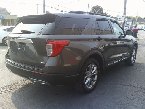 Used 2020 Ford Explorer XLT w/ Equipment Group 202A AWD/4WD image 5
