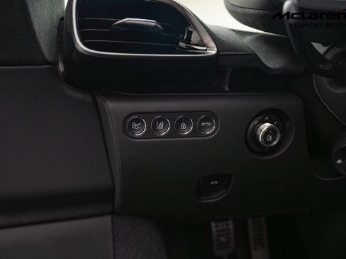 Used 2024 McLaren Artura image 23