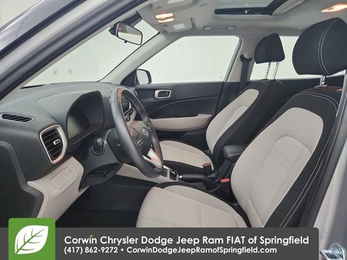 Used 2025 Hyundai Venue SEL FWD image 18