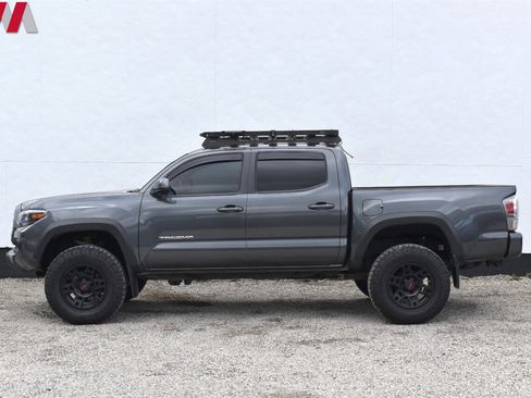 Used 2020 Toyota Tacoma TRD Off-Road w/ TRD Premium Off Road Package AWD/4WD image 9