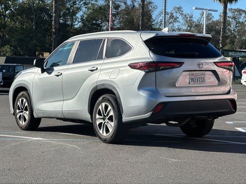 Used 2024 Toyota Highlander XLE image 3