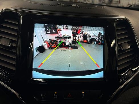 Used 2019 Jeep Cherokee Limited w/ Technology Group image 24