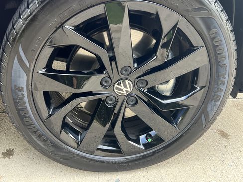 Certified 2022 Volkswagen Taos SE image 9