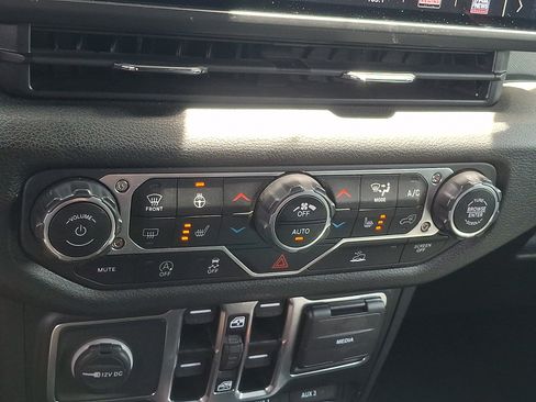 Used 2024 Jeep Wrangler Unlimited Sport AWD/4WD image 15