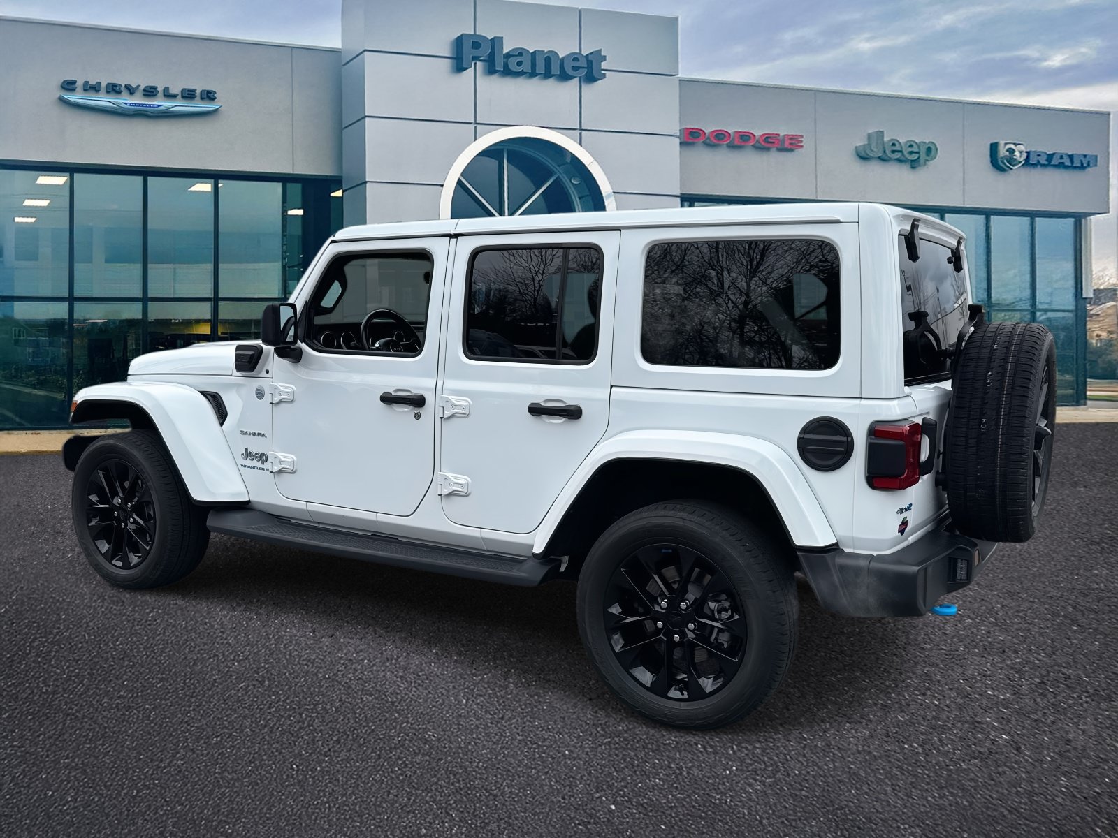 Used 2023 Jeep Wrangler Unlimited Sahara w/ Cold Weather Group AWD/4WD image 3