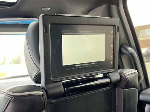 Used 2023 Chrysler Pacifica Limited w/ Uconnect Theater Family Group FWD image 17