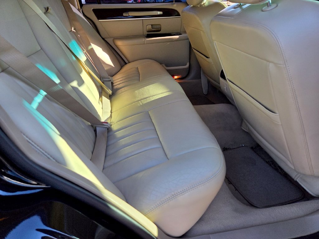 Used 2006 Lincoln Town Car Signature RWD image 17