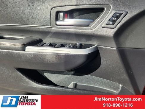 Used 2025 Toyota Sienna Limited image 24