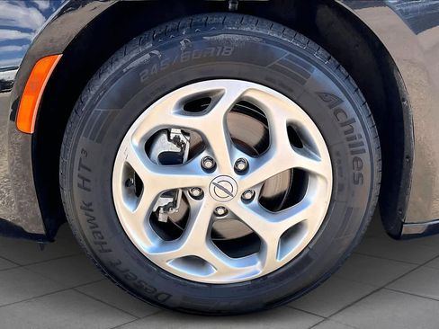 Used 2023 Chrysler Pacifica Limited image 11