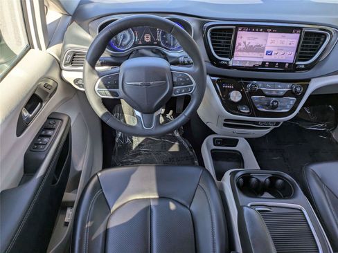 Used 2023 Chrysler Pacifica Touring-L FWD image 17