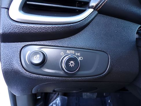 Used 2019 Chevrolet Trax LT w/ LT Convenience Package image 25