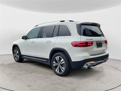 Used 2025 Mercedes-Benz GLB 250 4MATIC image 3