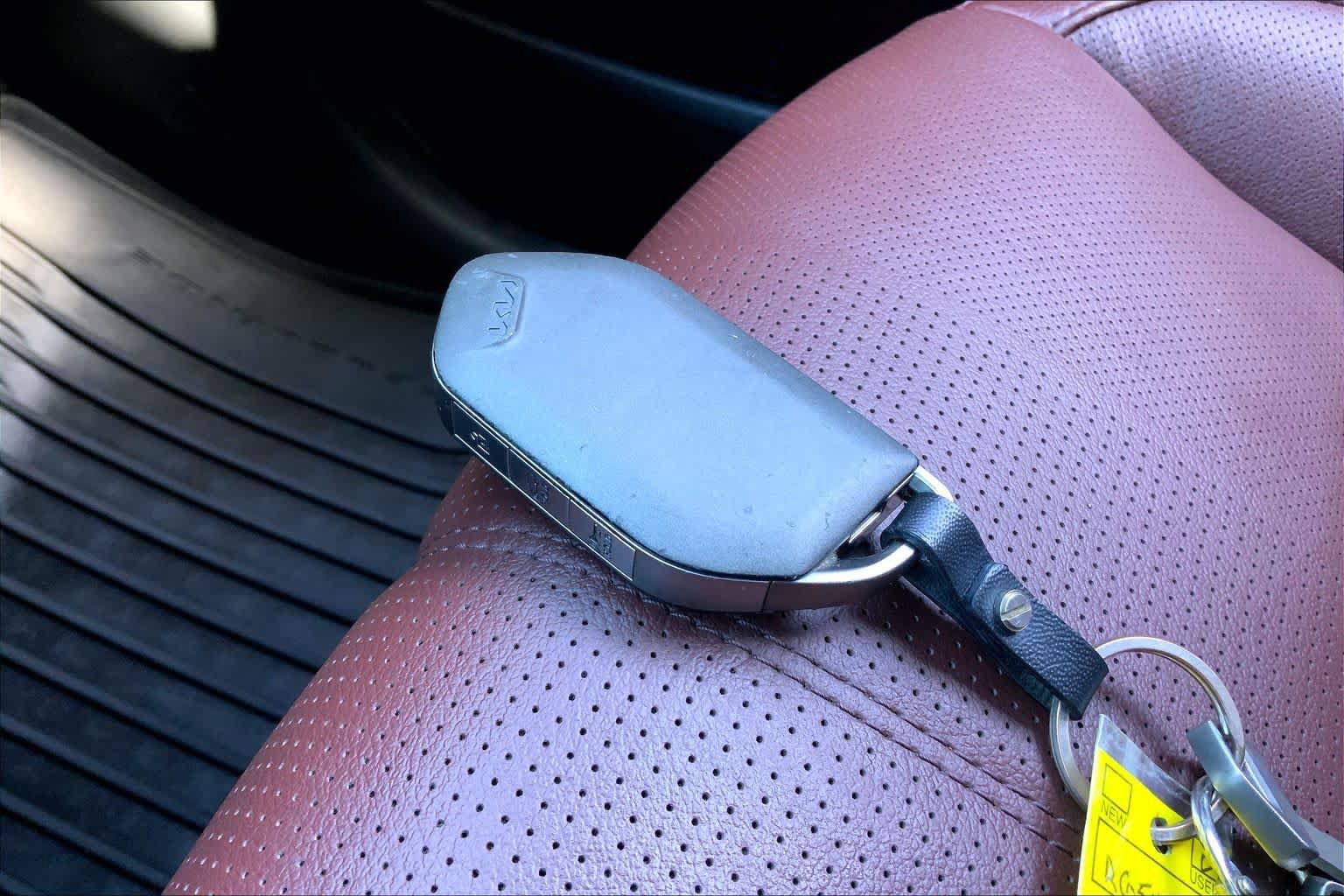Used 2024 Kia Telluride EX w/ EX Captain's Chair Package FWD image 14