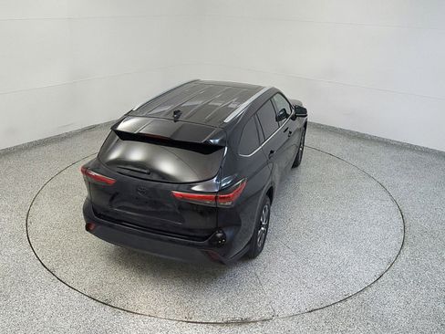 Used 2022 Toyota Highlander XLE AWD/4WD image 15