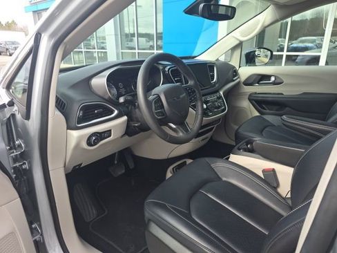 Used 2024 Chrysler Pacifica Touring-L image 10