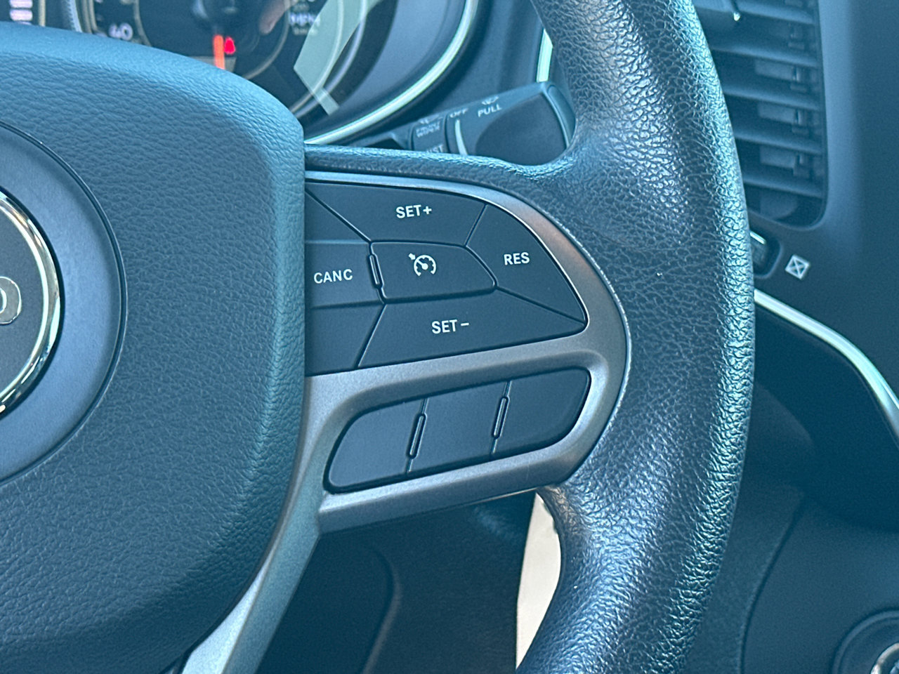 Used 2019 Jeep Cherokee Latitude w/ Popular Appearance Group FWD image 25