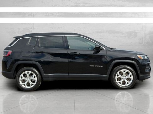 Used 2024 Jeep Compass Latitude AWD/4WD image 4