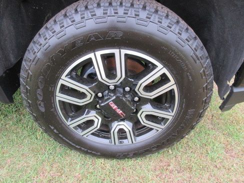 Used 2023 GMC Sierra 2500 AT4 w/ AT4 Preferred Package AWD/4WD image 9