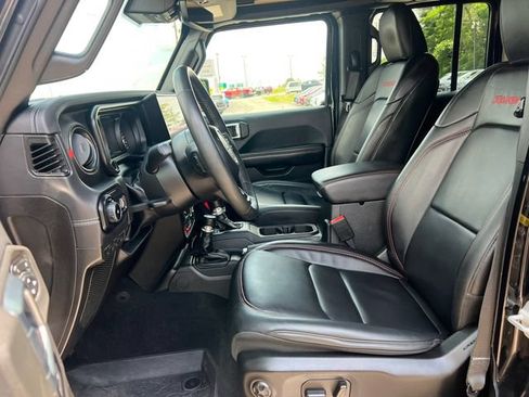 Used 2025 Jeep Wrangler Unlimited Rubicon AWD/4WD image 4
