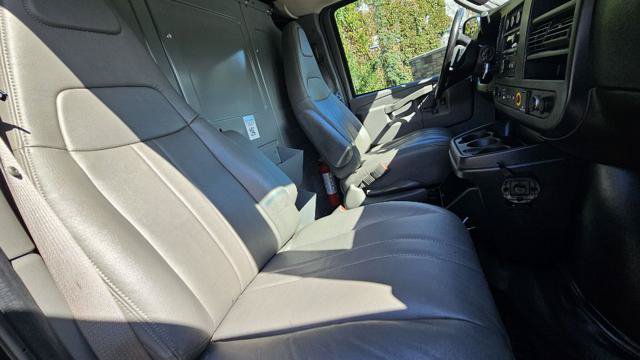 Used 2018 Chevrolet Express 2500 w/ Driver Convenience Package RWD image 21