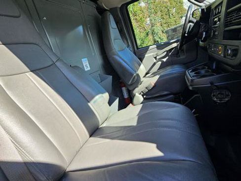 Used 2018 Chevrolet Express 2500 w/ Driver Convenience Package RWD image 21