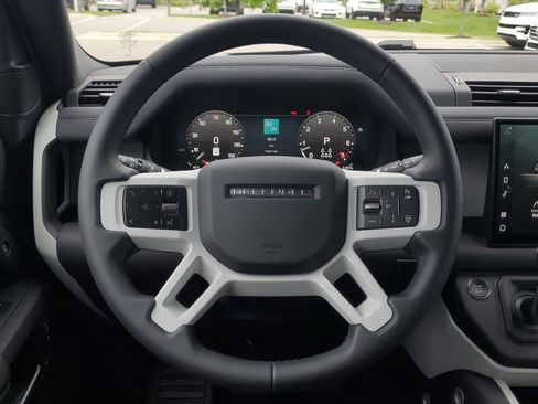 Used 2025 Land Rover Defender 130 X-Dynamic SE image 38