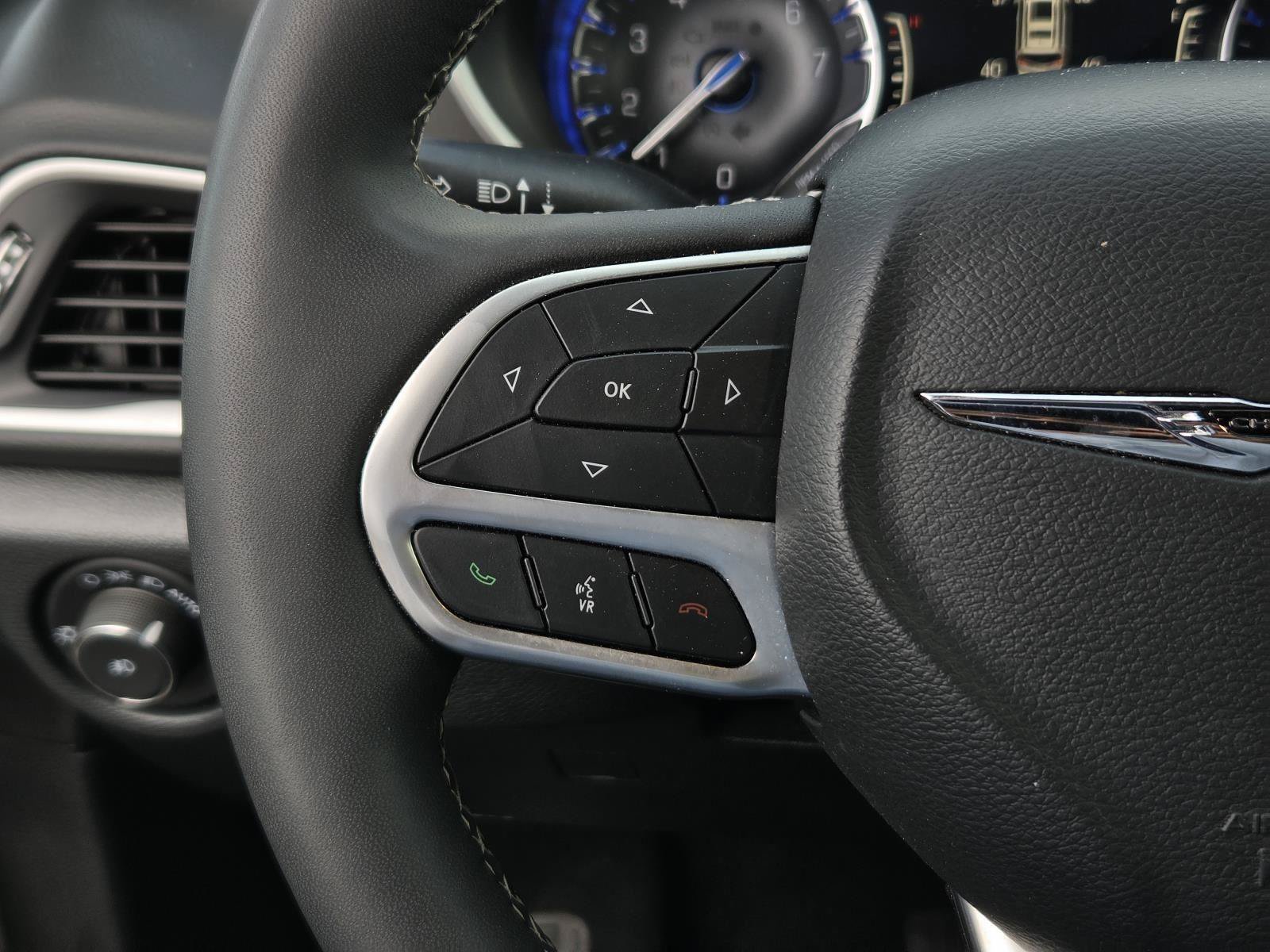 Used 2025 Chrysler Pacifica Select FWD image 21