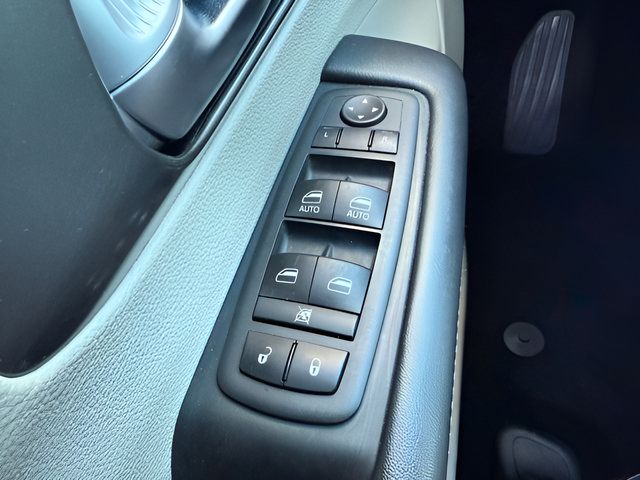Used 2024 Chrysler Pacifica Touring-L FWD image 24