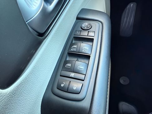 Used 2024 Chrysler Pacifica Touring-L FWD image 24