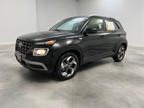 Used 2025 Hyundai Venue SEL FWD image 3